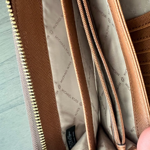 Michael Kors Wallet. BROWN - Picture 5 of 5
